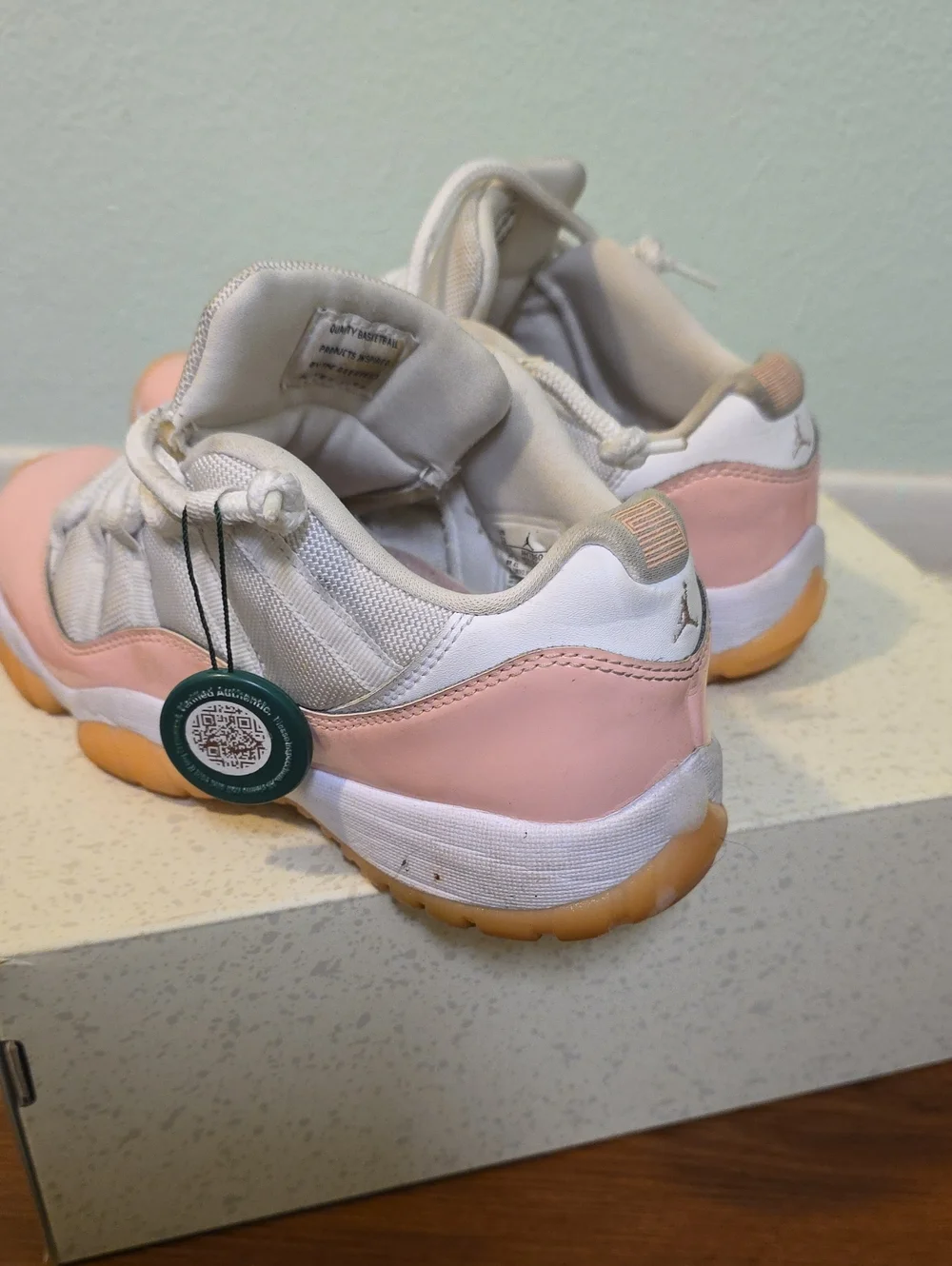 Jordan Concor 11  Low-Top Sneakers - White & Pink